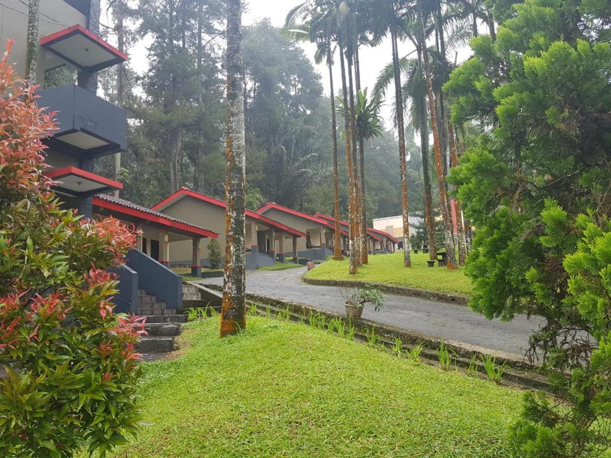 Surya Hotel & Resort Батураден Экстерьер фото
